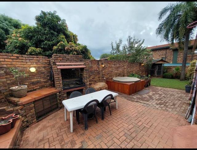 4 BEDROOM TOWNHOUSE FOR SALE IN MAGALIESKRUIN